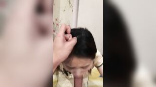 [国产]“算了吧，不吃了”可爱小美眉恳求的眼神。出租房含住男友的巨屌龟头，穿著格子旗袍，看着是那么清秀